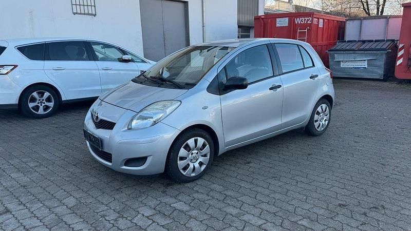Silber Gebraucht 2009 Toyota Yaris Cool Limousine | 3.990 € (Fairer Preis) - Bild 1/4