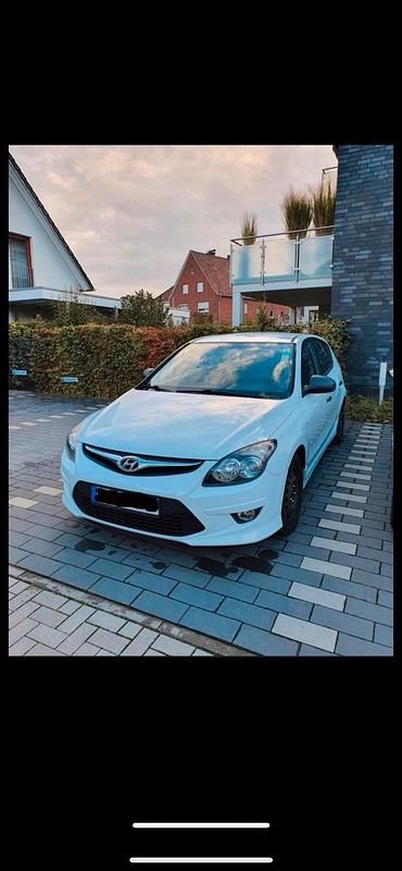 Weiß Gebraucht 2011 Hyundai i30 Edition Kleinwagen | 2.390 € (Fairer Preis) - Bild 1/4