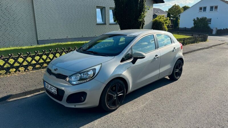 Silber Gebraucht 2011 Kia Rio Limousine | 3.499 € (Guter Preis) - Bild 1/4