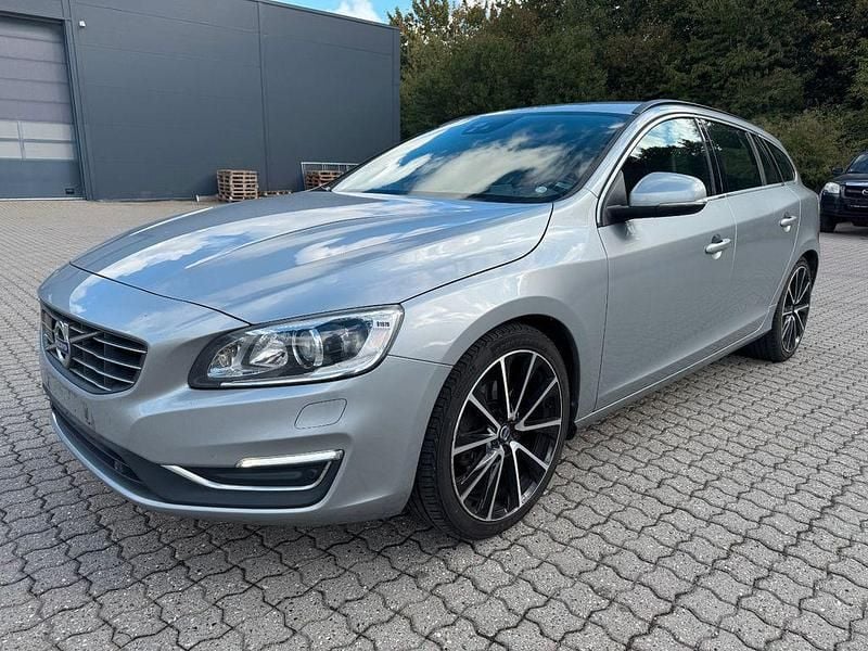 Silber Gebraucht 2015 Volvo V60 Momentum Kombi | 7.200 € (Fairer Preis) - Bild 1/4