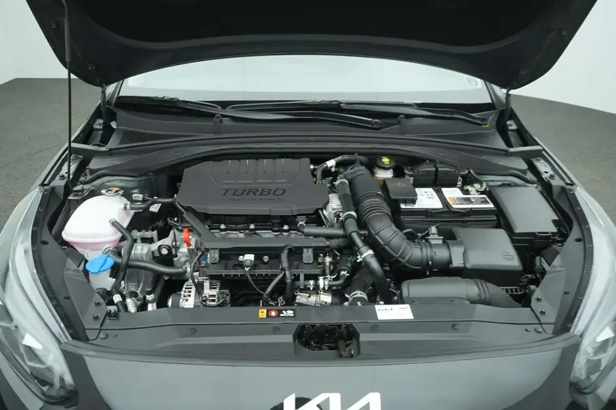 Używany Kia Ceed 140 KM (102 kW) 2025 Srebrny Hatchback
