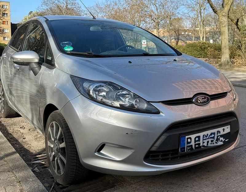 Gebraucht Ford Fiesta Ambiente 82 PS (60 kW) 2010 Silber Kleinwagen