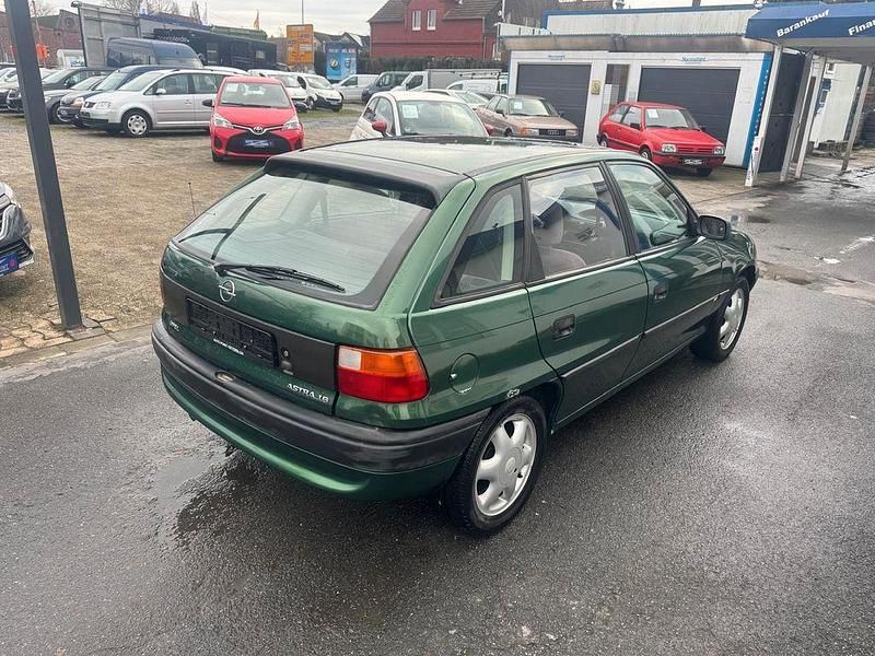 Second-hand Opel Astra 71 CP (52 kW) 1995 Verde Berlinǎ