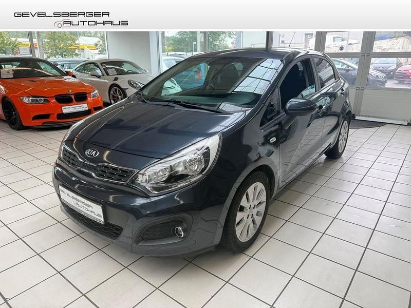 Grau Gebraucht 2015 Kia Rio DREAM-TEAM Edition Limousine | 5.980 € (Fairer Preis) - Bild 1/4