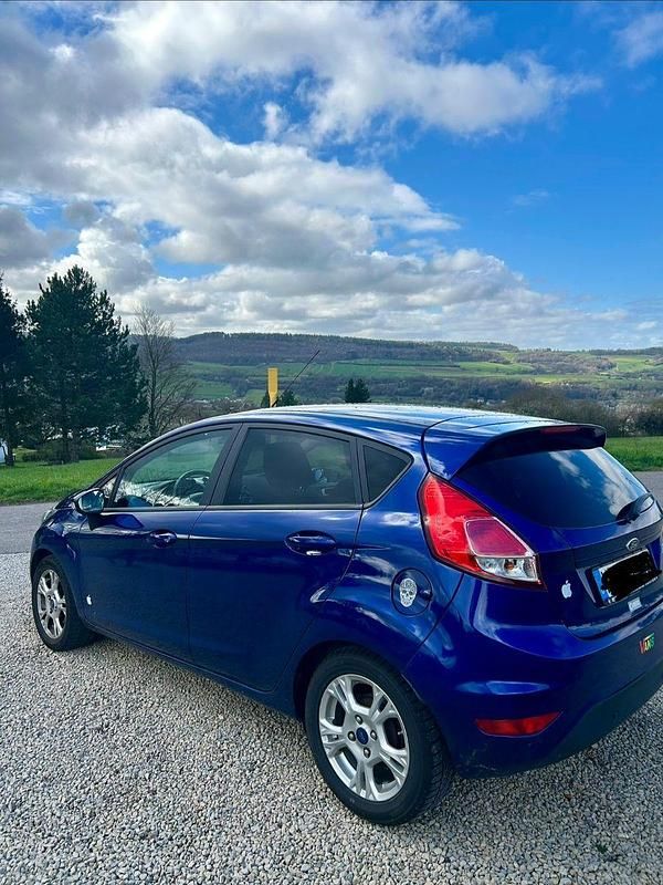 Gebraucht Ford Fiesta SYNC Edition 95 PS (69 kW) 2014 Blau Kleinwagen