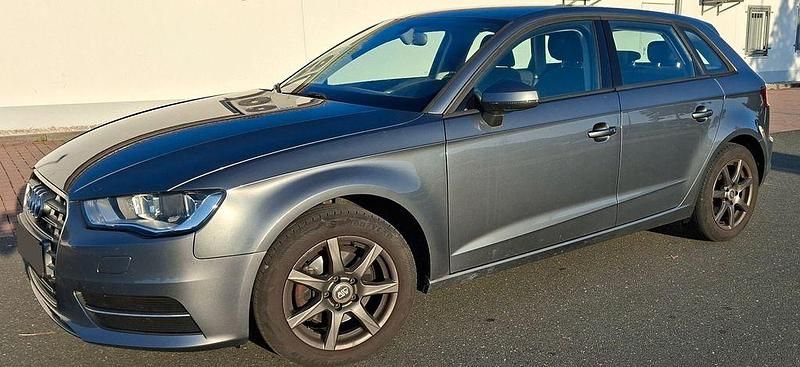 Grau Gebraucht 2014 Audi A3 Sportback Attraction Kleinwagen | 9.650 € (Fairer Preis) - Bild 1/4