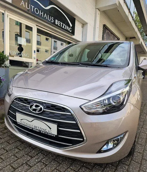 Gebraucht Hyundai ix20 Comfort 125 PS (91 kW) 2017 Silber Kleinwagen
