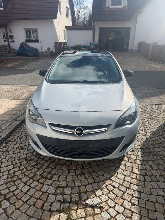 Second-hand Opel Astra 140 CP (102 kW) 2013 Alb Berlinǎ