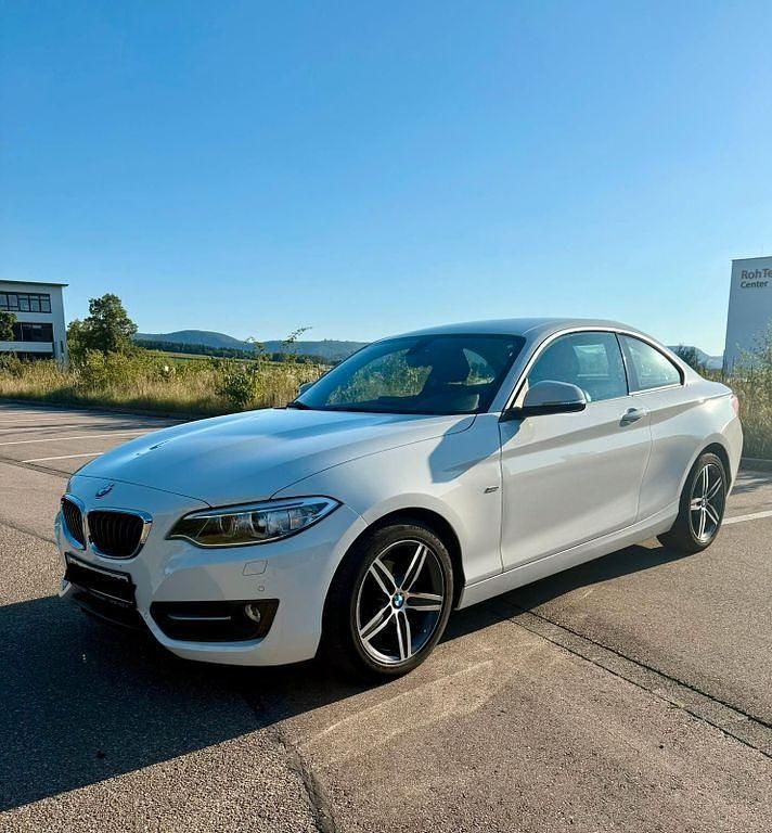 Weiß Gebraucht 2016 BMW 218 Sport Line Coupé | 15.700 € (Fairer Preis) - Bild 1/4