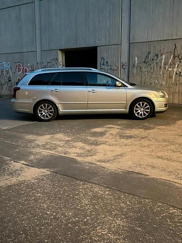Silber Gebraucht 2006 Toyota Avensis Limousine | 2.900 € (Fairer Preis) - Bild 1/4