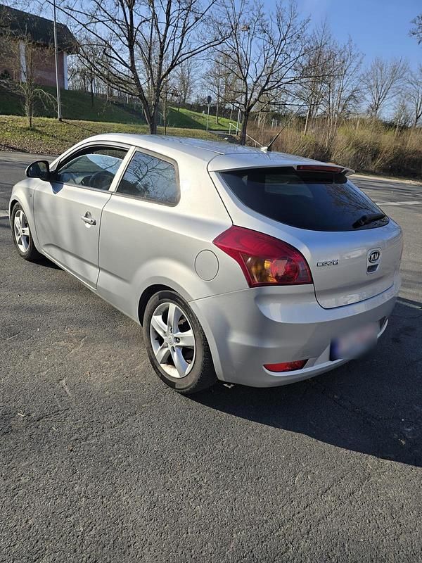 Gebraucht Kia Ceed 108 PS (79 kW) 2010 Grau Kleinwagen