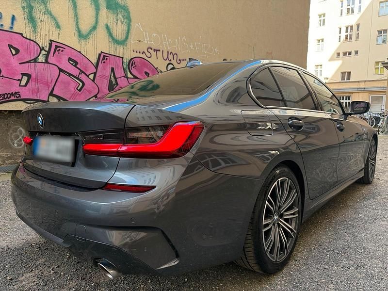 Grau Gebraucht 2021 BMW 330 M Sport Limousine | 21.900 € (Superpreis) - Bild 1/4