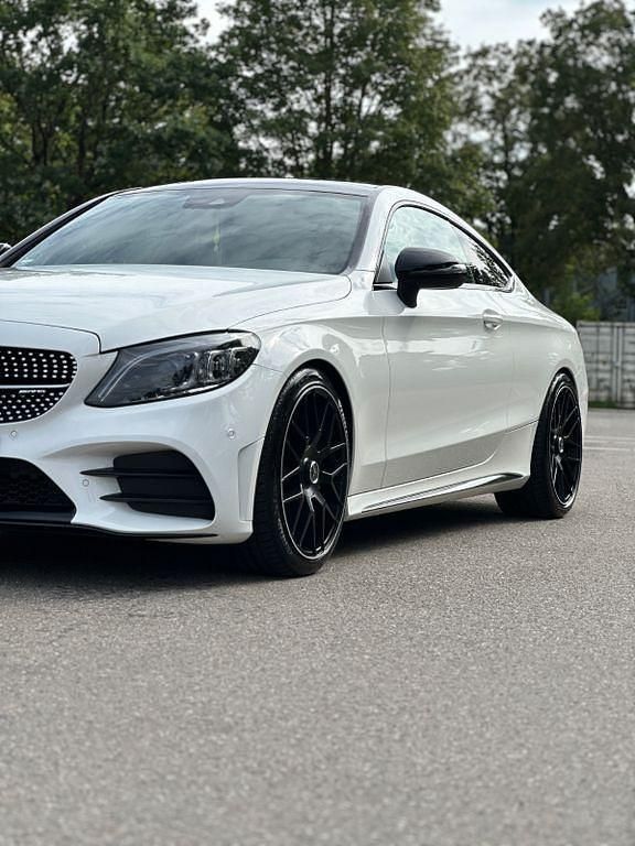 Weiß Gebraucht 2018 Mercedes C300 AMG line Coupé | 35.600 € (Teuer) - Bild 1/4