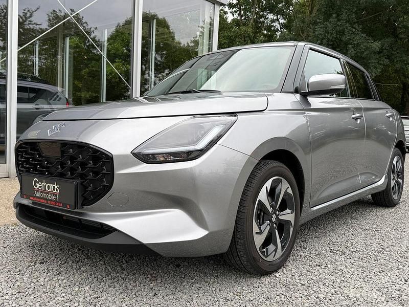 Silber Gebraucht 2025 Suzuki Swift Comfort+ Limousine | 19.999 € (Teuer) - Bild 1/4