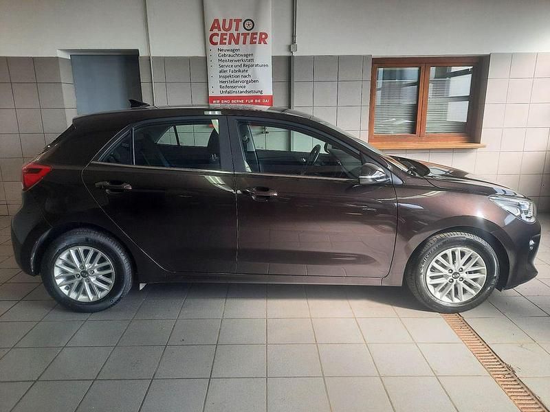 Gebraucht Kia Rio 99 PS (72 kW) 2019 Braun Limousine