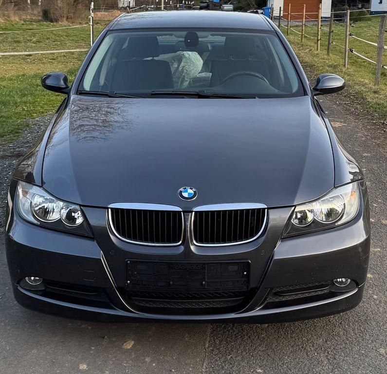 Gebraucht BMW 318 129 PS (94 kW) 2007 Grau Limousine