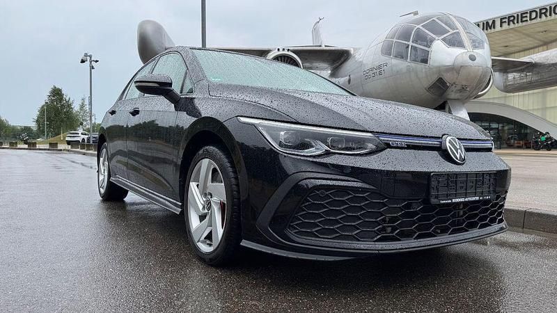 Deep black perleffekt Gebraucht 2021 VW Golf VIII GTE Limousine | 19.400 € (Fairer Preis) - Bild 1/4