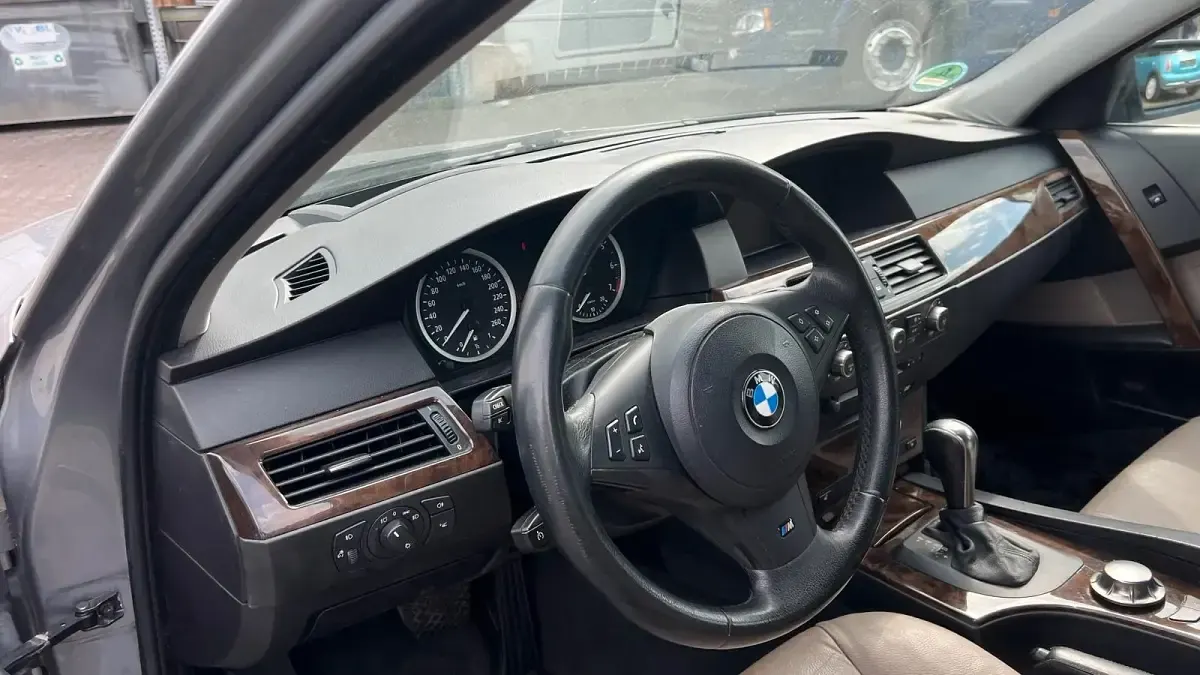 Gebraucht BMW 523 177 PS (130 kW) 2005 Grau Kombi