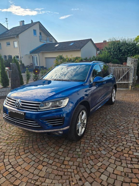 Blau Gebraucht 2016 VW Touareg Executive SUV | 21.800 € (Fairer Preis) - Bild 1/4