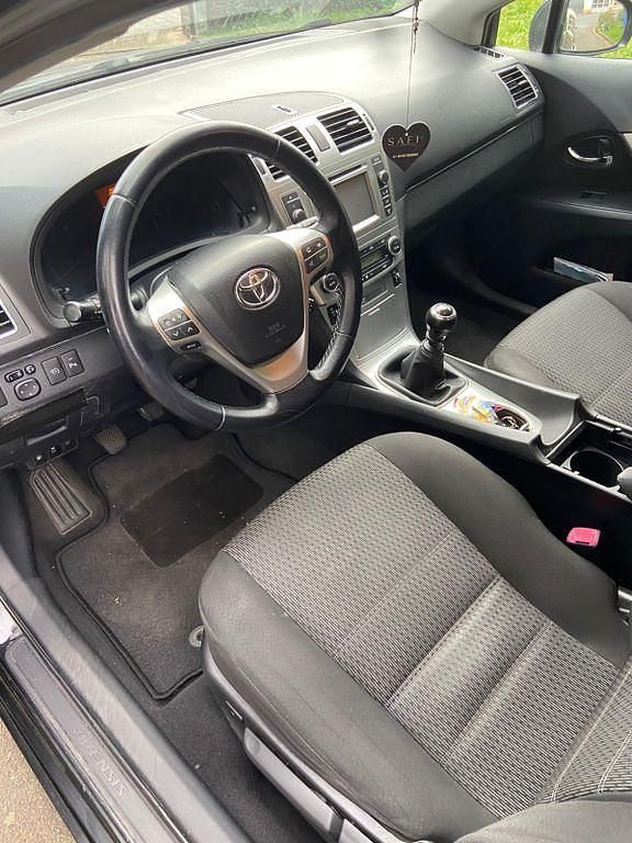 Gebraucht Toyota Avensis 124 PS (91 kW) 2012 Schwarz Kombi