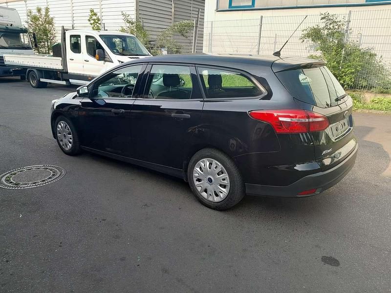 Gebraucht Ford Focus Trend 101 PS (74 kW) 2015 Schwarz Kombi