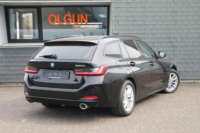 Gebraucht BMW 320 Performance 163 PS (119 kW) 2023 Schwarz ii/bonnet fluid black Kombi