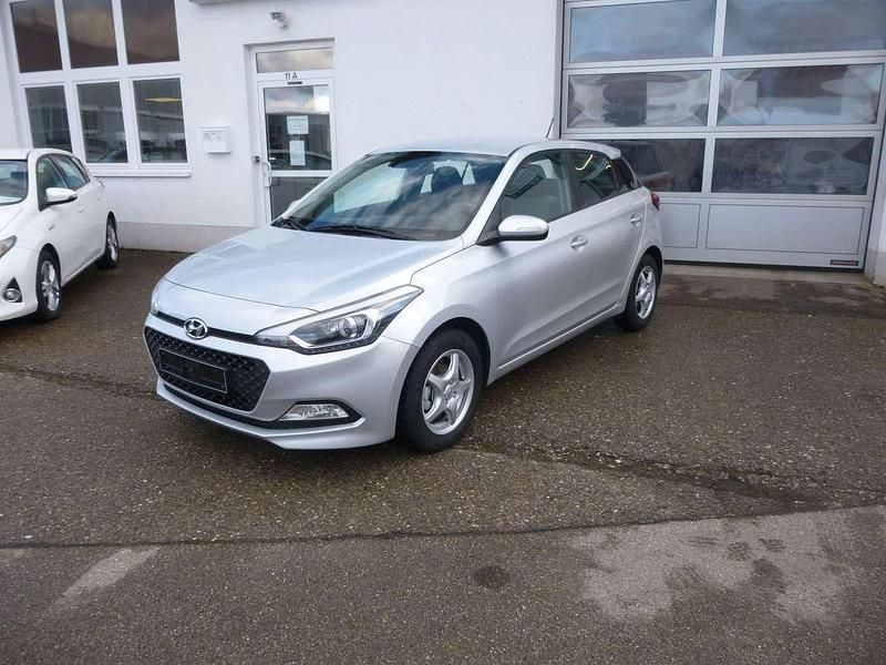 Sleek silver / met Gebraucht 2015 Hyundai i20 Intro Edition Kleinwagen | 8.680 € (Fairer Preis) - Bild 1/4