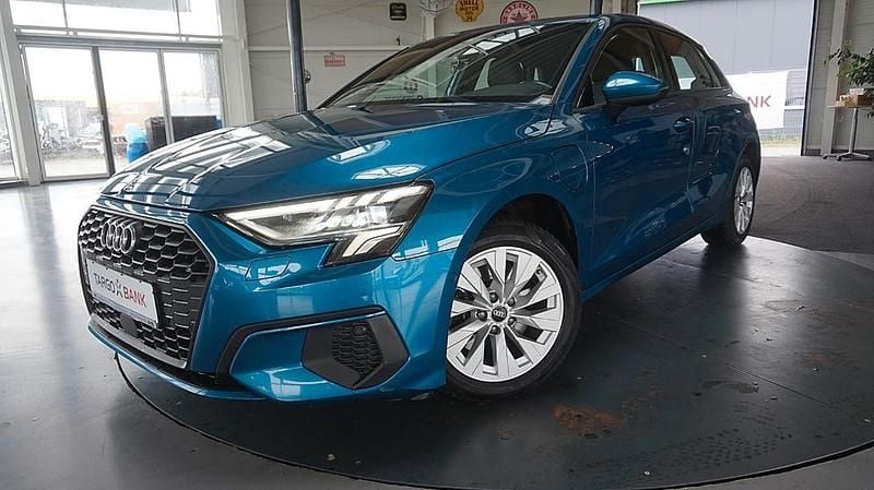 Atollblau metallic (metallic) Gebraucht 2022 Audi A3 Sportback e-tron Ambiente Limousine | 19.900 € (Guter Preis) - Bild 1/4