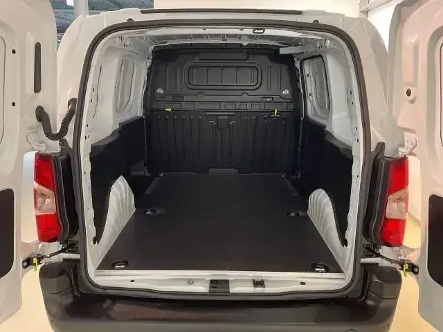 Używany Opel Combo Basis 102 KM (75 kW) 2024 Biały Minivan