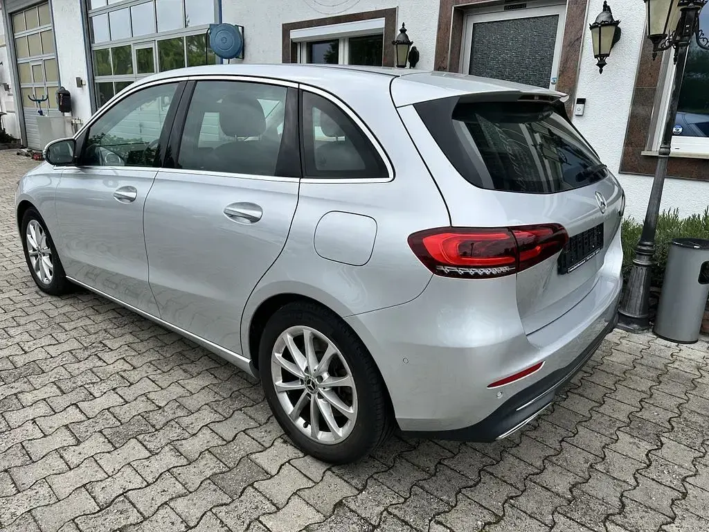 Gebraucht Mercedes B250 224 PS (164 kW) 2022 Iridiumsilber  metallicl Kleinwagen