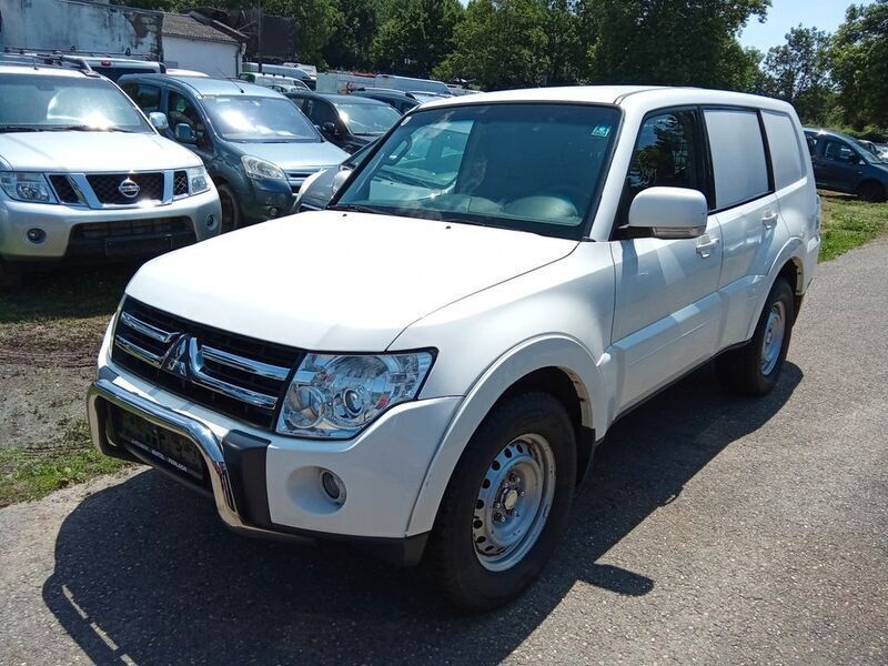 Weiß Gebraucht 2009 Mitsubishi Pajero Inform SUV | 4.900 € (Fairer Preis) - Bild 1/4