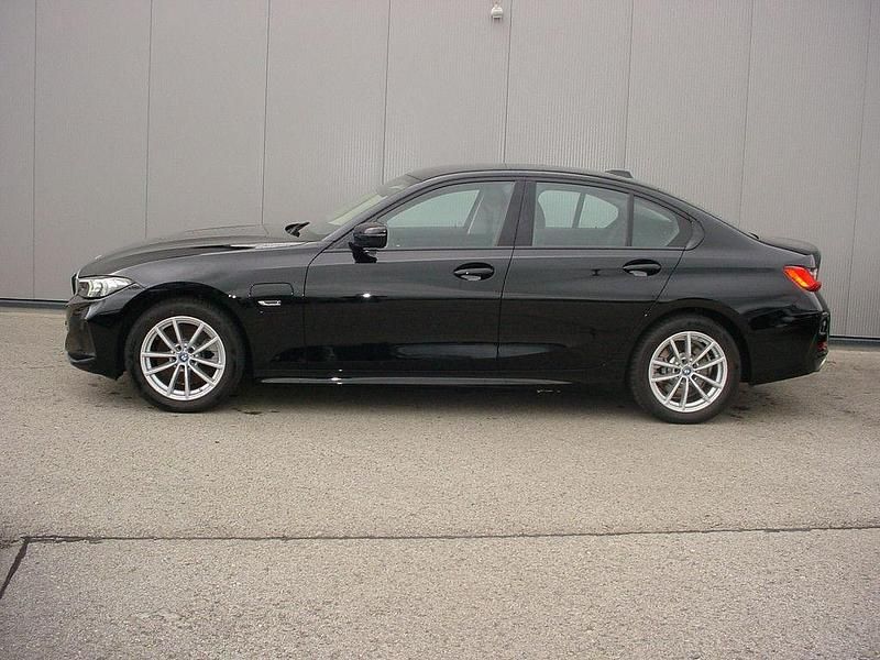 Gebraucht BMW 320e 163 PS (119 kW) 2022 Schwarz Limousine