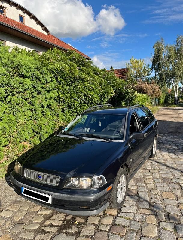 Schwarz Gebraucht 2000 Volvo V40 Kombi | 1.600 € (Guter Preis) - Bild 1/4