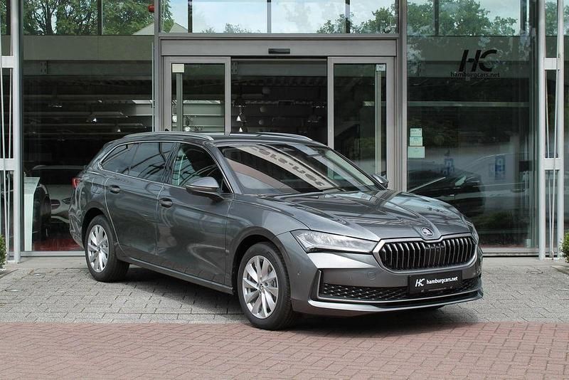 Neu Skoda Superb Selection 150 PS (110 kW) 2026 Grau Kombi