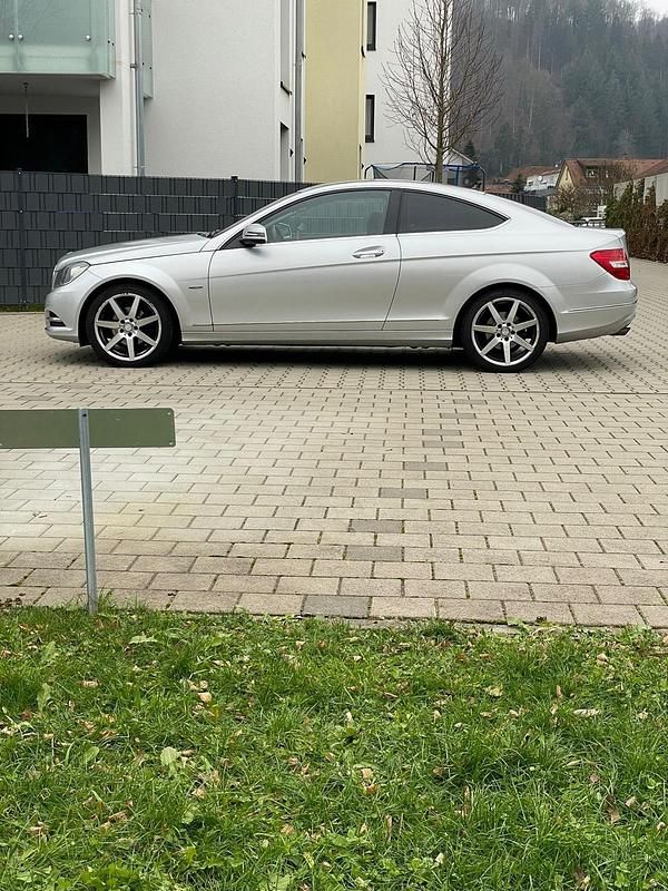 Gebraucht Mercedes C180 156 PS (114 kW) 2012 Silber Coupé