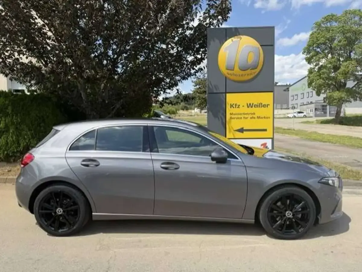 Gebraucht Mercedes A200 163 PS (119 kW) 2019 Mountaingrau  met. Kleinwagen
