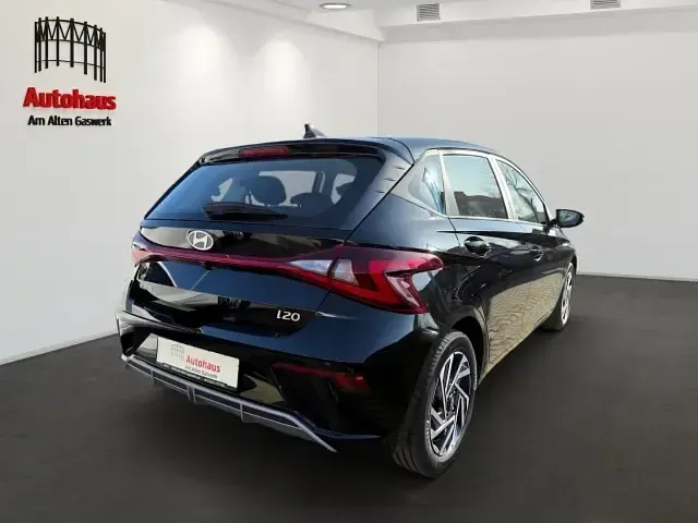 Neu Hyundai i20 101 PS (74 kW) 2025 Phantom black / met (schwarz) Kleinwagen