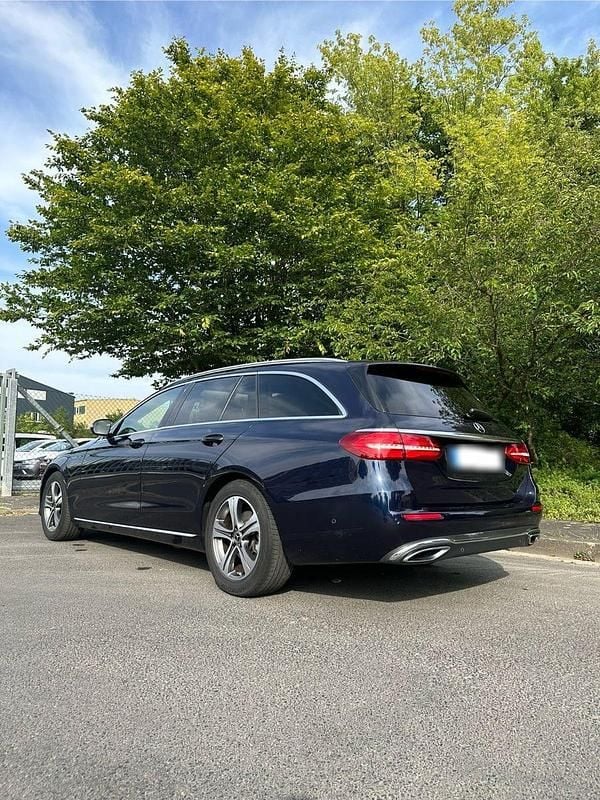 Gebraucht Mercedes E220 194 PS (142 kW) 2019 Blau Kombi