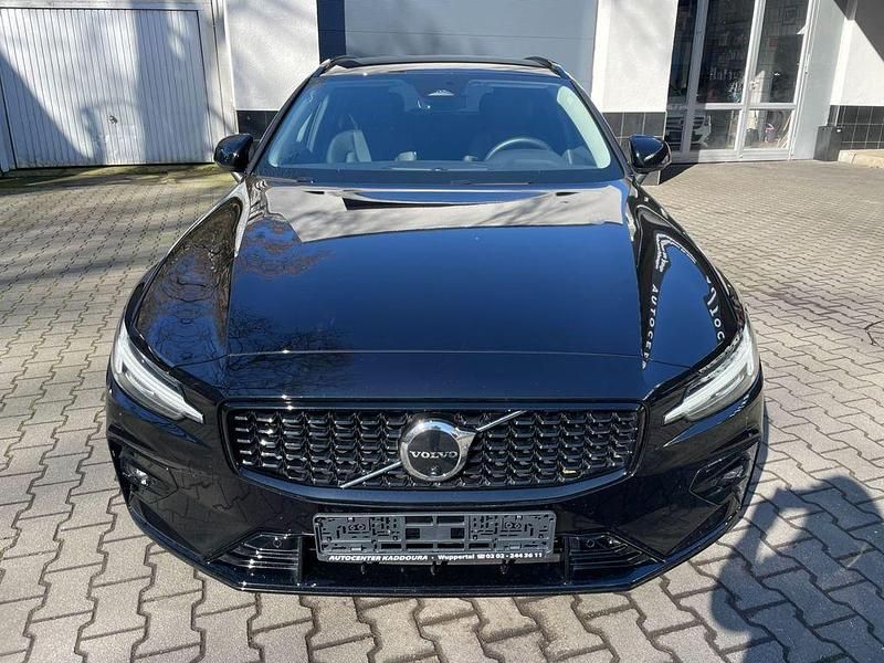 Gebraucht Volvo V60 Plus 197 PS (144 kW) 2025 Schwarz Kombi