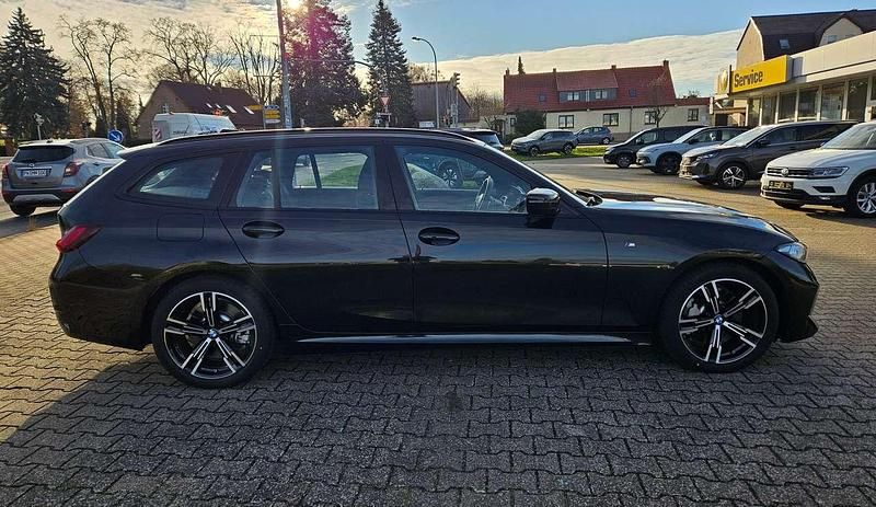 Gebraucht BMW 330 M Sport 245 PS (180 kW) 2024 Black saphire metallic Kombi