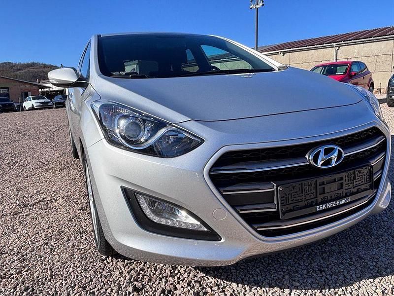 Gebraucht Hyundai i30 Passion 135 PS (99 kW) 2016 Silber Limousine