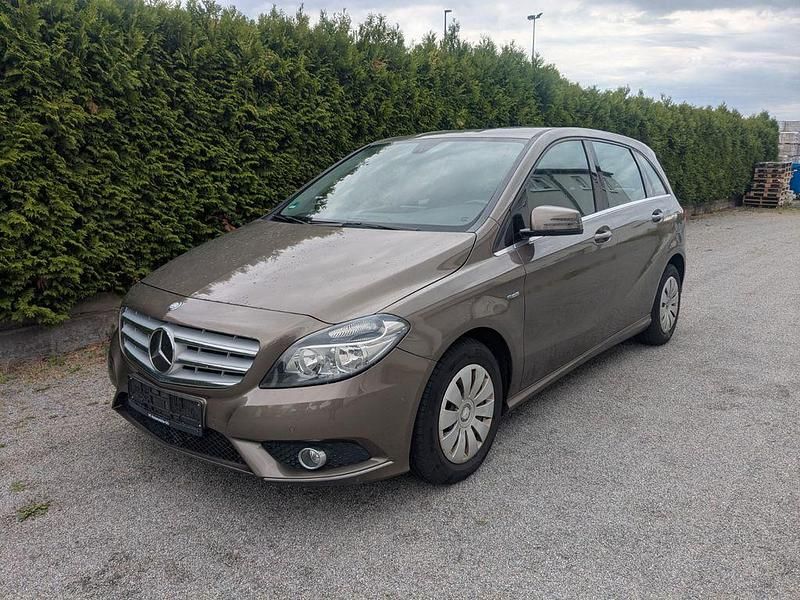 Grau Gebraucht 2012 Mercedes B180 Van / Kleinbus | 9.690 € (Guter Preis) - Bild 1/4
