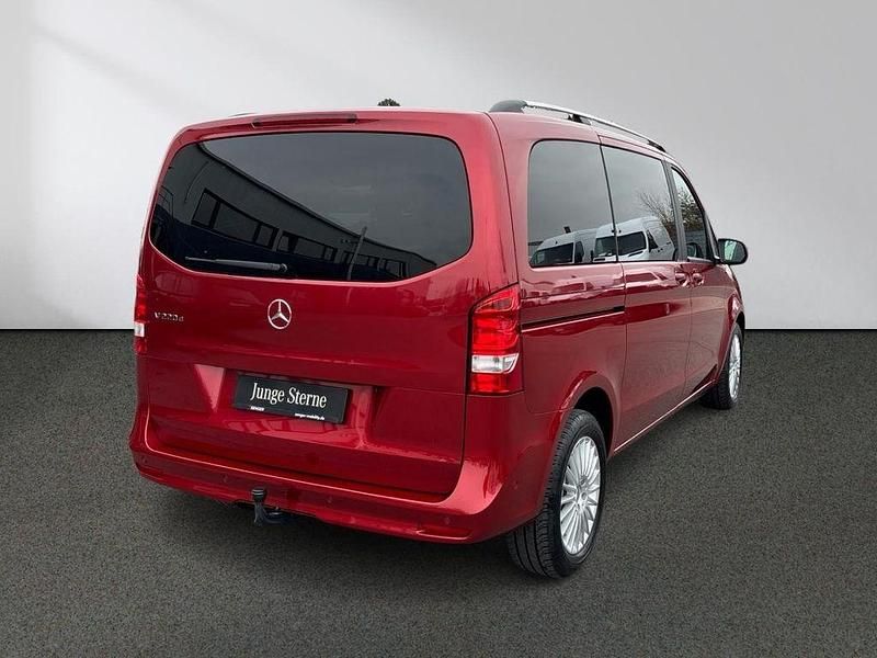 Gebraucht Mercedes V220 163 PS (119 kW) 2024 Rot Van / Kleinbus