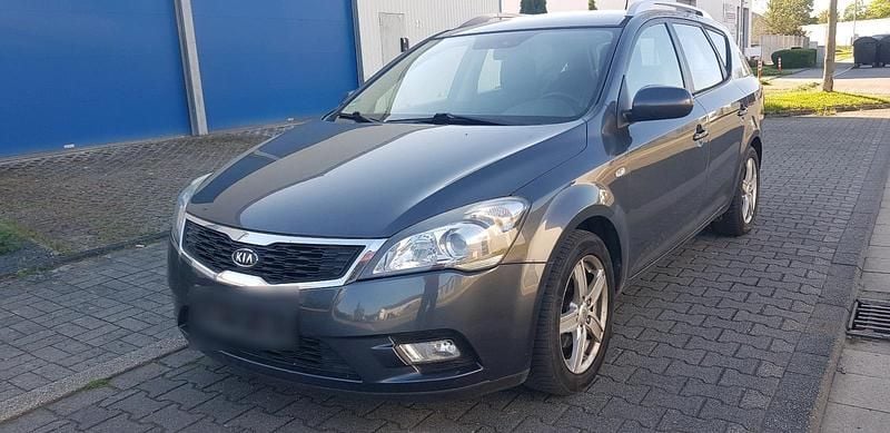 Używany Kia Ceed 78 KM (57 kW) 2011 Szary Hatchback