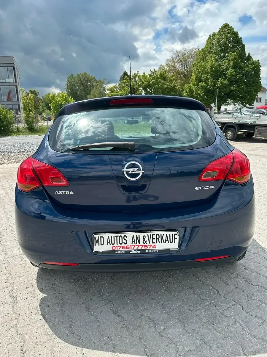 Brugt Opel Astra 101 HK (74 kW) 2011 Blå Hatchback