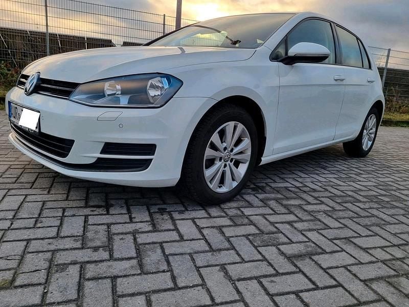 Weiß Gebraucht 2014 VW Golf Limousine | 10.477 € (Guter Preis) - Bild 1/4