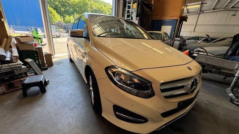 Beige Gebraucht 2018 Mercedes B200 Van / Kleinbus | 3.333 € - Bild 1/4