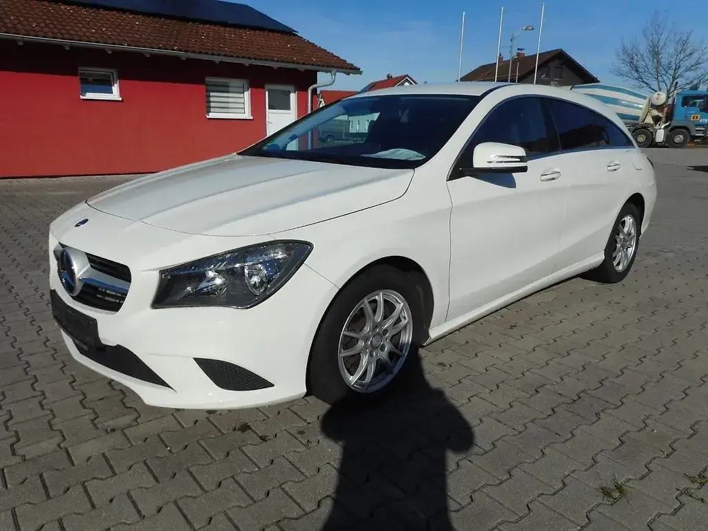 Gebraucht Mercedes CLA200 Shooting Brake 156 PS (114 kW) 2016 Weiß Kombi