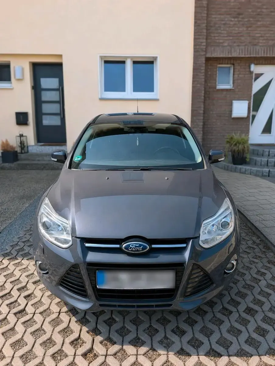 Gebraucht Ford Focus Individual 163 PS (119 kW) 2011 Grau Limousine