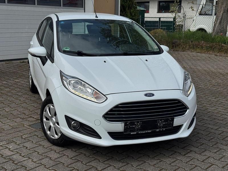 Gebraucht Ford Fiesta Trend 75 PS (55 kW) 2015 Weiß Kleinwagen